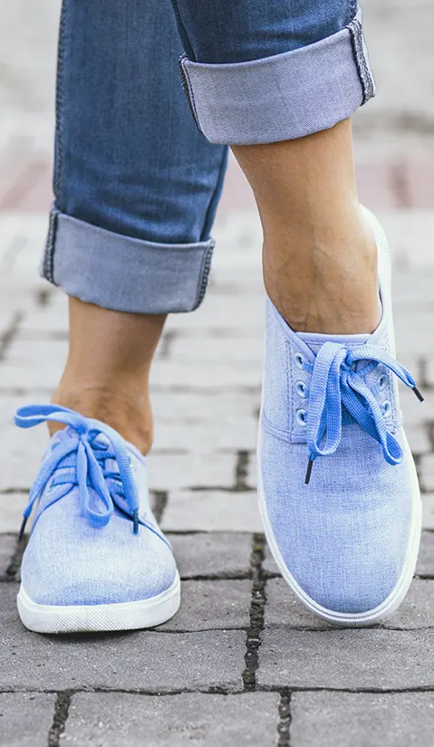 Comment bien porter des baskets en toile au printemps